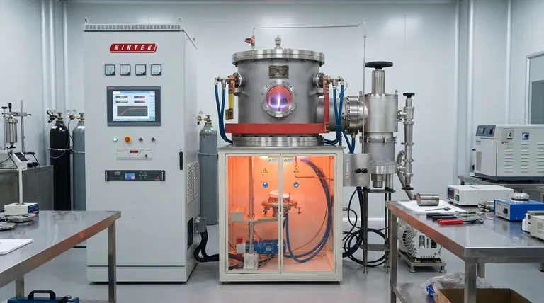 ¿Qué papel desempeñan el horno de arco de vacío y el "getter" de titanio en la producción de aleaciones refractarias de entropía media? Dominando la Pureza y la Potencia