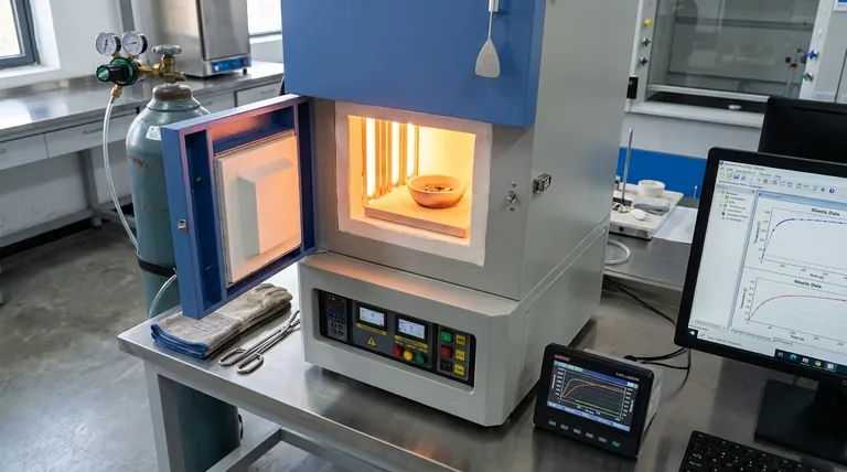 ¿Cómo contribuye un horno de caja de alta temperatura a la precisión de los experimentos de cinética de oxidación? Lograr precisión