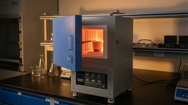 ¿Cuál es la función principal de un horno eléctrico en la fusión de PBG? Guía experta sobre homogeneidad térmica