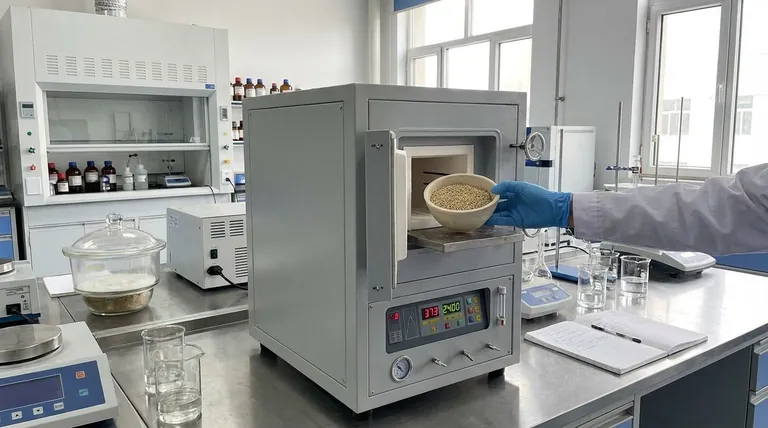 Qual o papel de um forno de secagem de laboratório no pós-tratamento de catalisadores Cu/ZIF-8? Garantindo a Integridade Estrutural