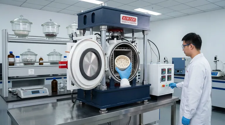 Por que um forno de secagem a vácuo é essencial para eletrólitos sólidos de LLTO? Garanta o processamento de materiais de bateria de alta pureza