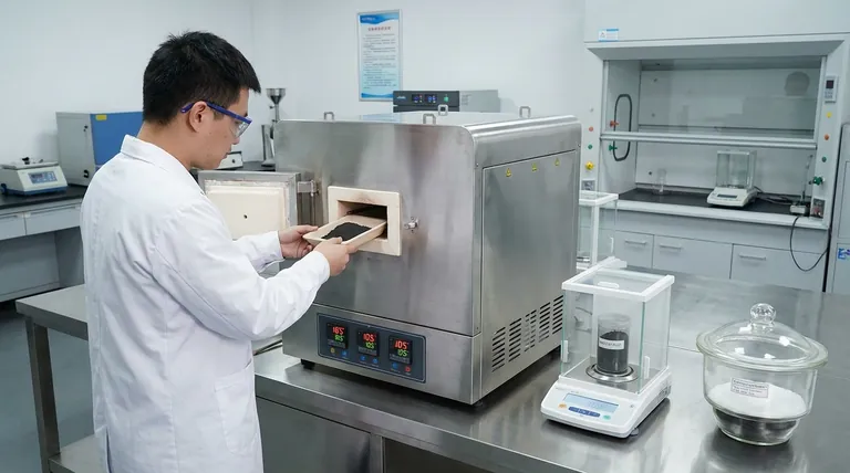 ¿Cuál es el propósito de tratar el polvo de EAF en un secador? Garantizar una caracterización precisa del material y la integridad de los datos