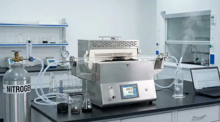 Como um Forno de Resistência Tubular facilita a pirólise da biomassa? Obtenha Produção de Biochar de Alta Pureza