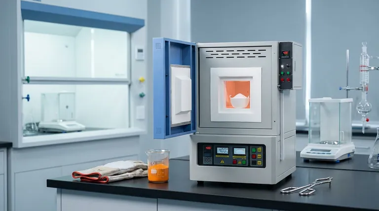 Qual o papel de um forno mufla de alta temperatura na síntese verde de TiO2? Fases Chave para Nanopartículas Puras