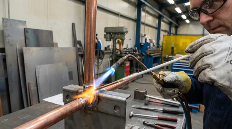 Quais são as vantagens técnicas de usar uma liga de enchimento revestida de fluxo com 20% de prata? Otimizar Custo e Integridade da Junta