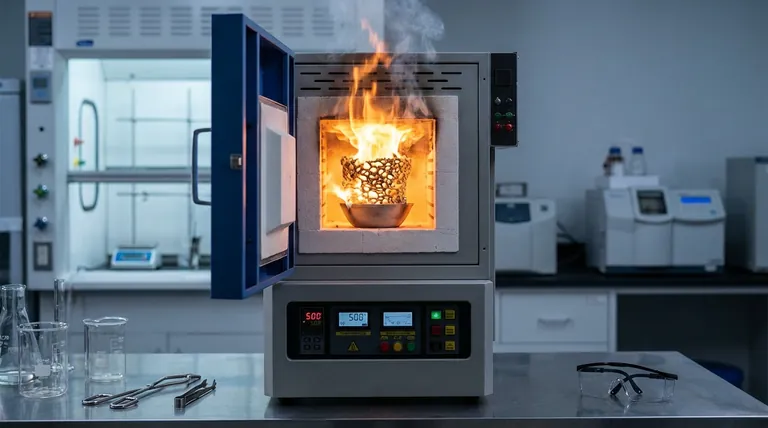 Qual o papel de um forno mufla na SCS de catalisadores? Otimizando a Iniciação Térmica para a Síntese de Manganês-Níquel