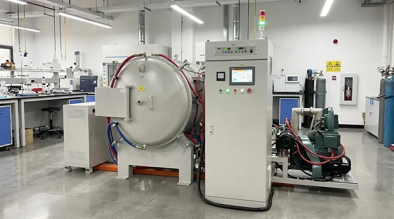 Какую роль играет высокотемпературная вакуумная печь в спекании магниевых композитов? Ключевые факторы успеха