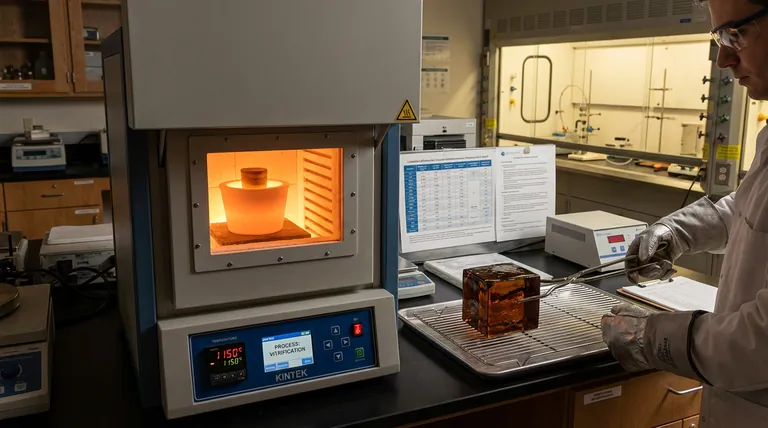 ¿Cuál es la función principal de las matrices de vidrio en la vitrificación de residuos de alta actividad? Lograr la inmovilización segura de residuos radiactivos