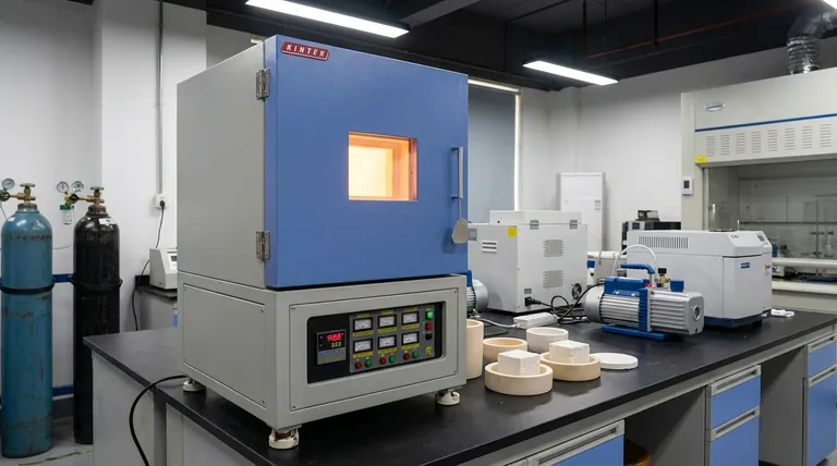 Por que é necessário usar um forno de alta temperatura para pré-cozer substratos de alumina porosa para molhabilidade de ligas?