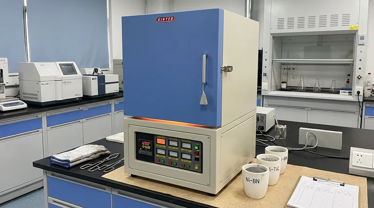 Por que um forno mufla é utilizado para pré-aquecer pós de Ni-BN ou Ni-TiC? Evitar defeitos de revestimento a 1200°C