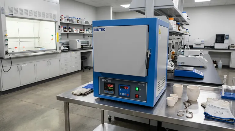 Какова функция печи с принудительной конвекцией при получении порошка TiH2 из TiO2? Обеспечьте чистоту