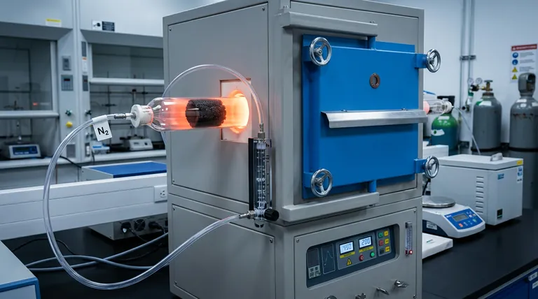 Perché è necessaria un'atmosfera protetta da azoto all'interno di un forno tubolare per il drogaggio del fosforo nei materiali di carbonio?