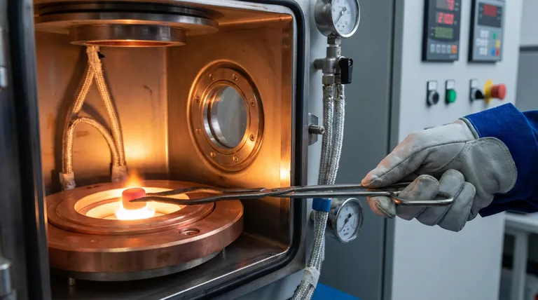 Por que são necessários repetidos ciclos de inversão e fusão na fusão a arco sob vácuo? Garante homogeneidade em ligas de Co-6Ti-11V-xNb