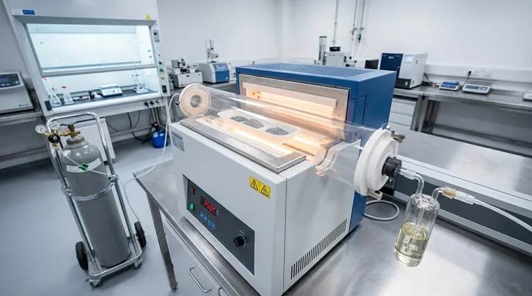 Qual é a função de um forno de atmosfera controlada para sinterização de Zn-SiC? Garante a Ligação Superior de Metais Inertes