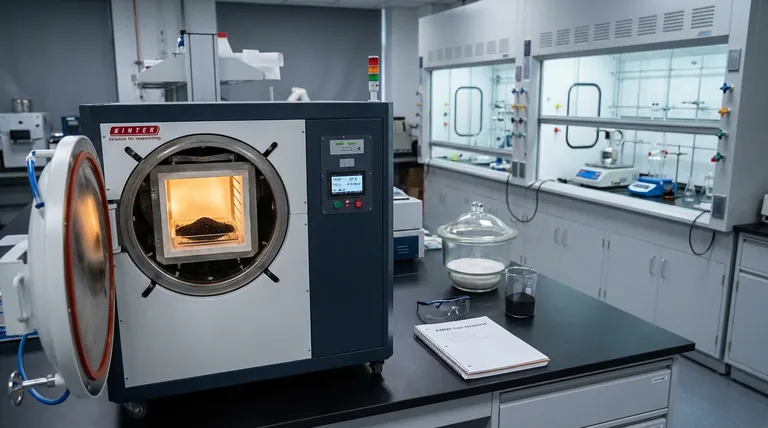 Qual è lo scopo dell'utilizzo di un forno a essiccazione sotto vuoto nel post-trattamento dei catalizzatori Pd/BPC? Ottimizzare le prestazioni.