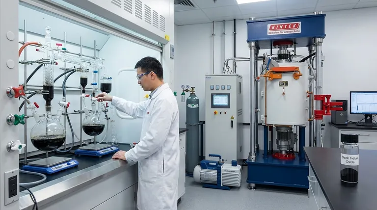 黒色酸化インジウムの調製において、真空システムとシュレンクラインを用いた脱気はなぜ重要なのか?純度を確保せよ。