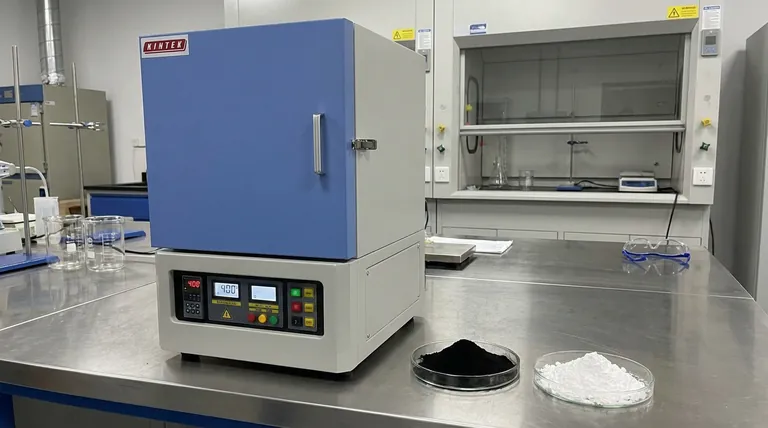 Qual é o papel de um forno mufla de laboratório no recozimento oxidativo de partículas de óxido de índio preto?