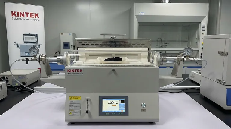 다공성 탄소로의 PEO 전환에서 고온 튜브로의 역할은 무엇인가요? 분자 공학 마스터링