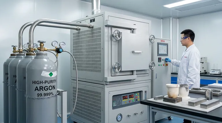 Qual é a importância de um ambiente protetor de argônio de alta pureza para ligas de CuAlMn? Garanta a precisão do material