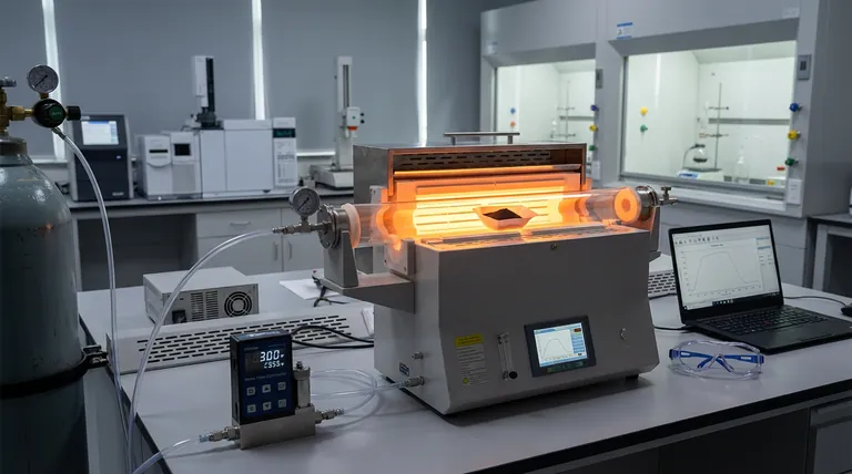 ¿Cuál es la función del flujo de gas argón dentro de un horno tubular durante el tratamiento térmico del disulfuro de molibdeno? Guía de expertos