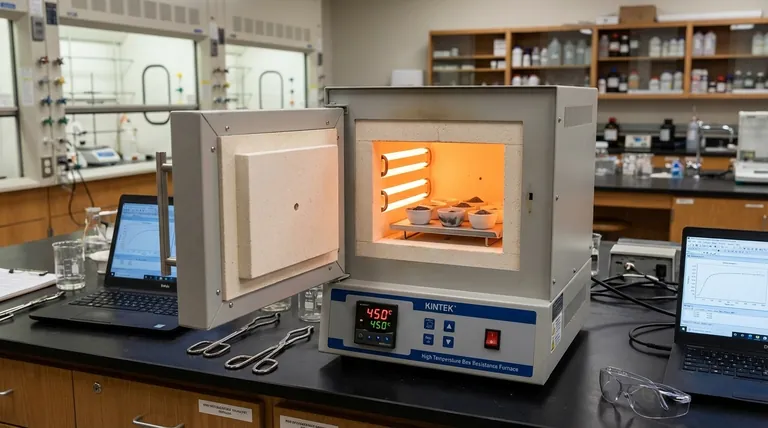 Como um forno de resistência de caixa de alta temperatura contribui para a síntese de catalisadores de dióxido de rutênio dopado com silício?