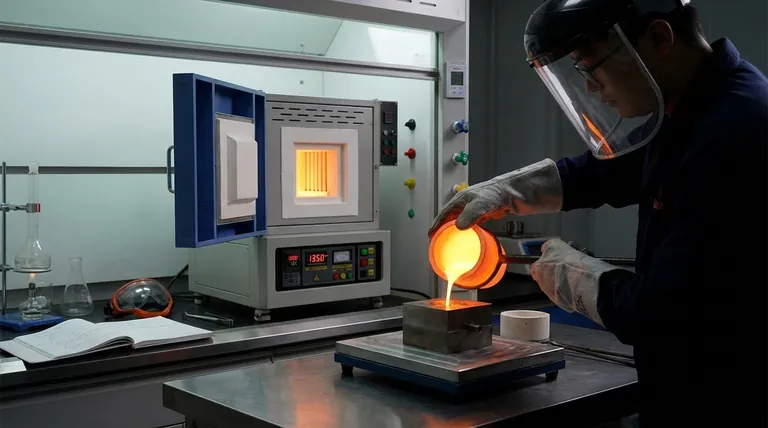 ¿Por qué es fundamental la precisión de un horno automático de control de temperatura en la síntesis de vidrio? Logre una precisión de 1350 °C