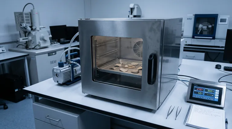 ¿Por qué es necesario un horno de vacío de laboratorio para secar muestras LTGP degradadas? Asegure resultados puros de análisis de superficie