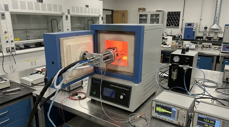 Por que o resfriamento a ar deve ser integrado em sensores de emissão acústica para experimentos de alta temperatura? Proteja a integridade dos seus dados