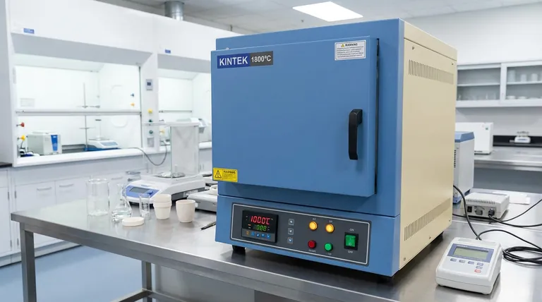 Quel est le rôle d'un four à moufle haute température dans le post-traitement des électrodes imprégnées de PNCO ? Maîtrise du frittage