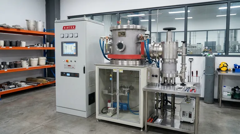 Qual é o papel principal de um forno de indução a vácuo na preparação inicial de ligas de Fe–32Ni?