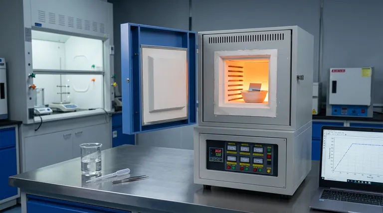 Qual é a importância de um ambiente térmico estável durante a cristalização? Garanta precisão em filmes de óxido metálico