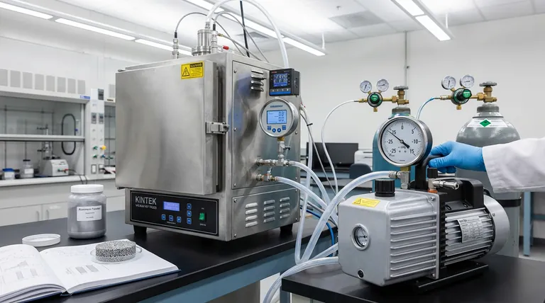 Por que as bombas de vácuo de laboratório e os medidores de pressão são essenciais para espumas de alumínio? Garanta resultados de sinterização de alta qualidade