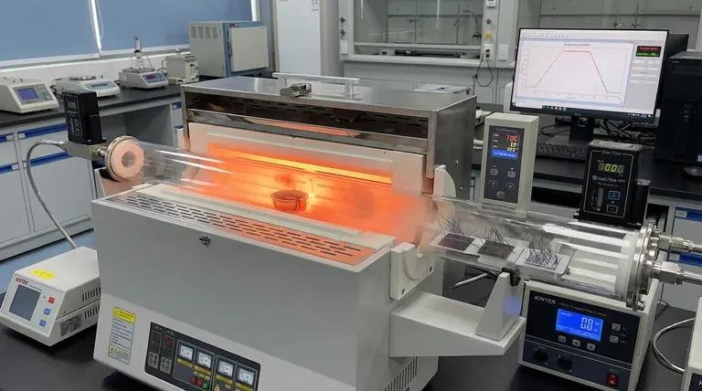 Какова основная функция горизонтальной трубчатой печи при подготовке нанопроволок Sb2Se3? Освоение тепловых градиентов для APVT