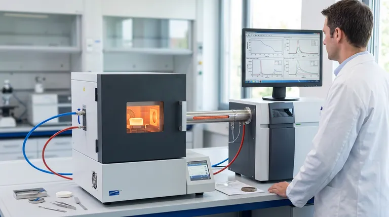 ¿Cuáles son las ventajas de usar TGA-MS sobre TGA independiente para carbón activado? Desbloquee profundas ideas químicas