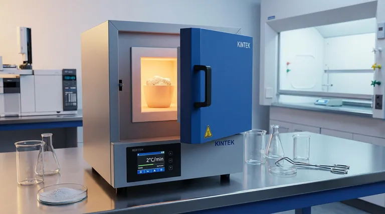 Por que é necessário controlar a taxa de aquecimento de um forno mufla durante a calcinação? Otimizar a Qualidade do Vidro Bioativo