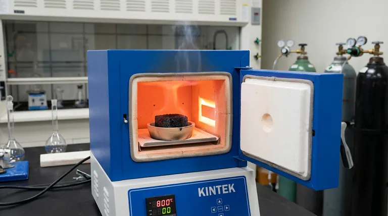 Quale ruolo gioca un forno ad alta temperatura nell'attivazione chimica dei materiali a base di carbonio? Padroneggiare l'attivazione con KOH