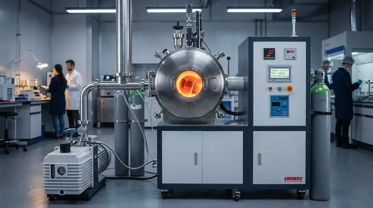 Qual é o papel de um forno de fusão por indução a vácuo em ligas Ti50Ni47Fe3? Alcançar Alta Pureza e Homogeneidade