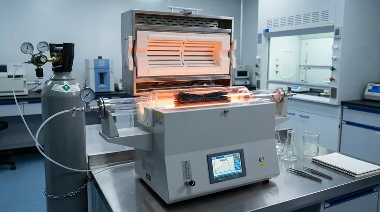 ¿Cómo afectan la atmósfera de nitrógeno y el control de temperatura en un horno tubular a la calidad de las fibras de lignina carbonizadas?