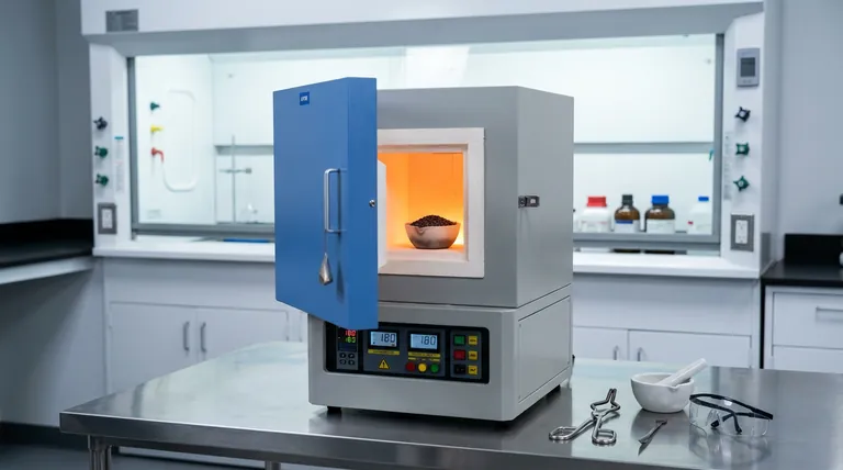 Por que um forno de alta temperatura de laboratório é necessário para fibras de carbono hierárquicas? Estabilizar Resíduos para o Sucesso