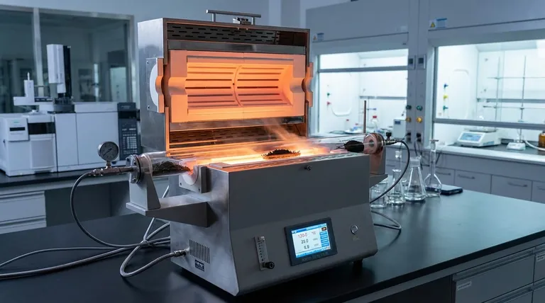 ¿Cuáles son las ventajas de utilizar un horno de tubo de vacío para la pirólisis de biomasa? Optimizar el rendimiento del electrocatalizador