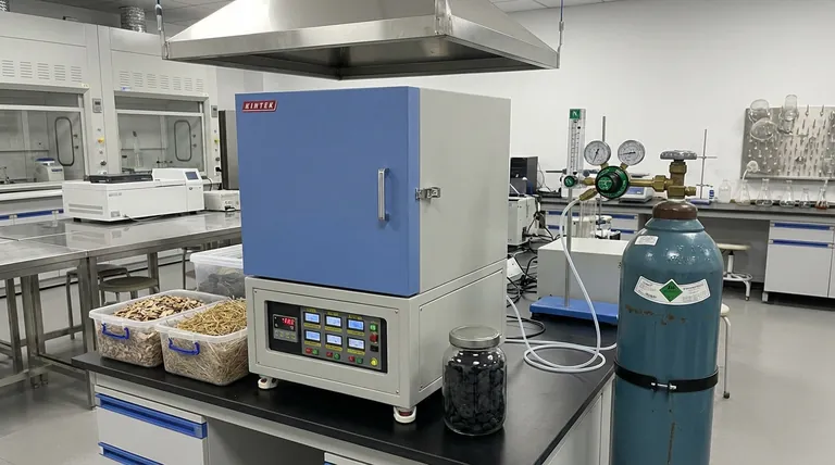 질소 가스 공급과 통합된 머플로 퍼니스 시스템은 어떻게 바이오차 준비를 용이하게 합니까?