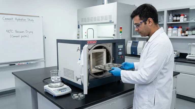 كيف يساهم فرن التجفيف بالتفريغ في دراسة درجة الترطيب في معاجين الأسمنت؟ رؤى أساسية للمختبر