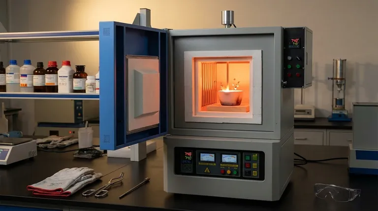 Qual o papel dos fornos de fusão de alta temperatura nas ligas Al-6.8Zn-2Mg-2Cu-0.1Zr-0.2Sc? Otimizar a Homogeneidade da Liga
