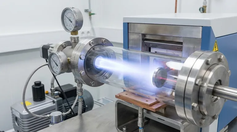 Perché un sistema di camera ad alto vuoto è essenziale per la PLD di film sottili di SrNbO3? Ottenere una crescita epitassiale ad alta purezza