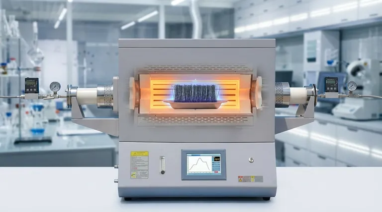 ¿Por qué es necesario un horno tubular de control preciso de temperatura para la síntesis de CNT y AlN? Asegure la Alineación Vertical