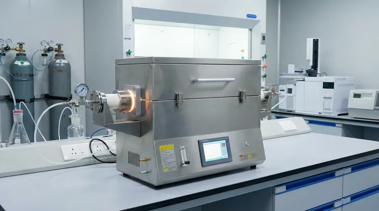 ما هي ظروف المعالجة الأساسية التي توفرها أفران الغلاف الجوي الأنبوبي؟ العوامل الرئيسية لكربنة fMC