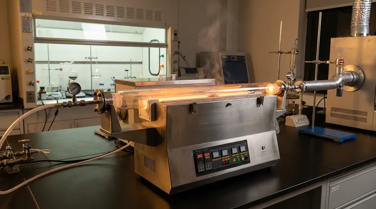 ¿Qué tipo de entorno de reacción proporciona un horno tubular de laboratorio? Optimización de la síntesis de Na4Fe3(PO4)2(P2O7)