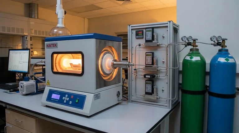 为什么用于钨基纳米复合材料热解的管式炉必须配备精密气体流量控制?