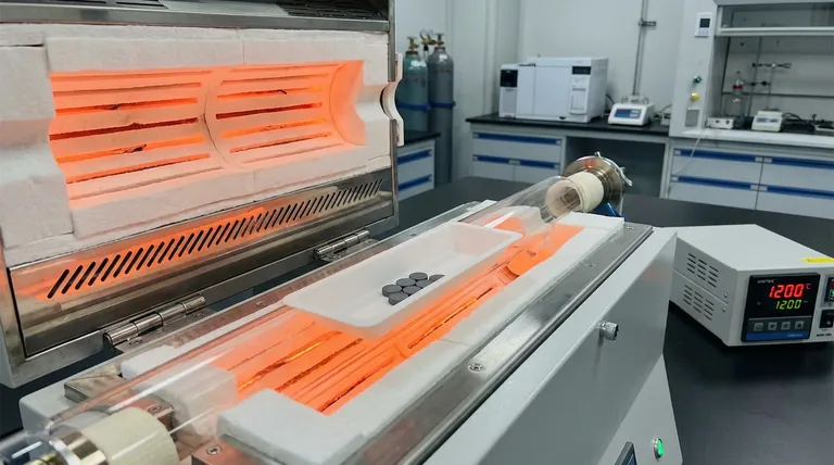 Quais são os requisitos para um barco de alumina para sinterização de Mn2AlB2? Garanta o processamento de materiais de alta pureza