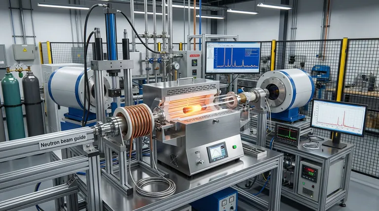 Como um sistema integrado de difração de nêutrons in-situ, aquecimento por indução de alta frequência e dispositivos de deformação aborda os desafios técnicos na pesquisa metalúrgica? Descubra a evolução microestrutural em tempo real